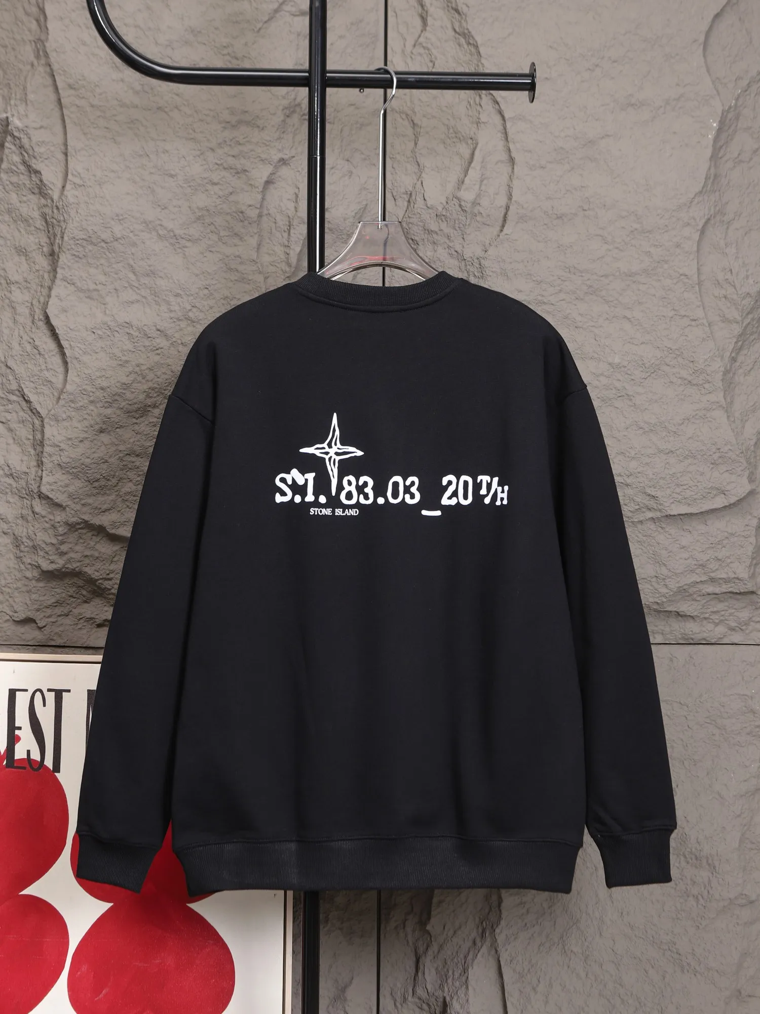 🅿️270 High-quality classic Stone Island round-neck sweatshirt, model number B04 *Made of 450 custom-woven and dyed high-gram weight tripe pure cotton sweatshirt fabric. The fabric feels thick and has a certain sense of self-weight. The bottom has a dense and rough terry texture, which is close to the skin and has excellent warmth retention. You will not feel any discomfort at all! *The color of the stone island pattern on the front chest is clear, and a special stone island is added on the back panel. The pattern lines are smooth and smooth and will not fall off or deform when washed. *This design is based on classics and simply and clearly shows the brand's high luxury. Same style for men and women 𝐂𝐎𝐋𝐎𝐔𝐑: black, white 𝐒𝐈𝐙𝐄: S- xl